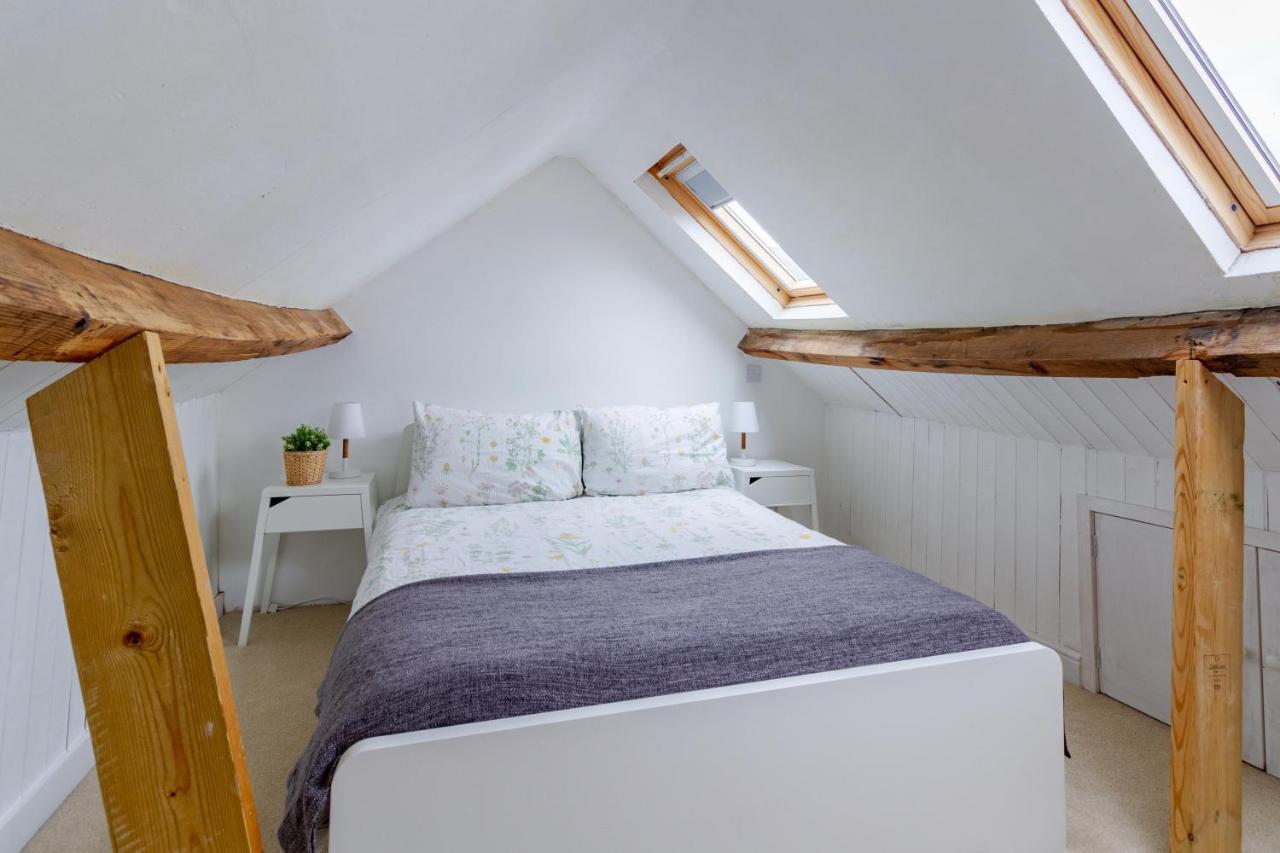 The Shoe Box Cottage With Allocated Parking Малмсбъри Екстериор снимка
