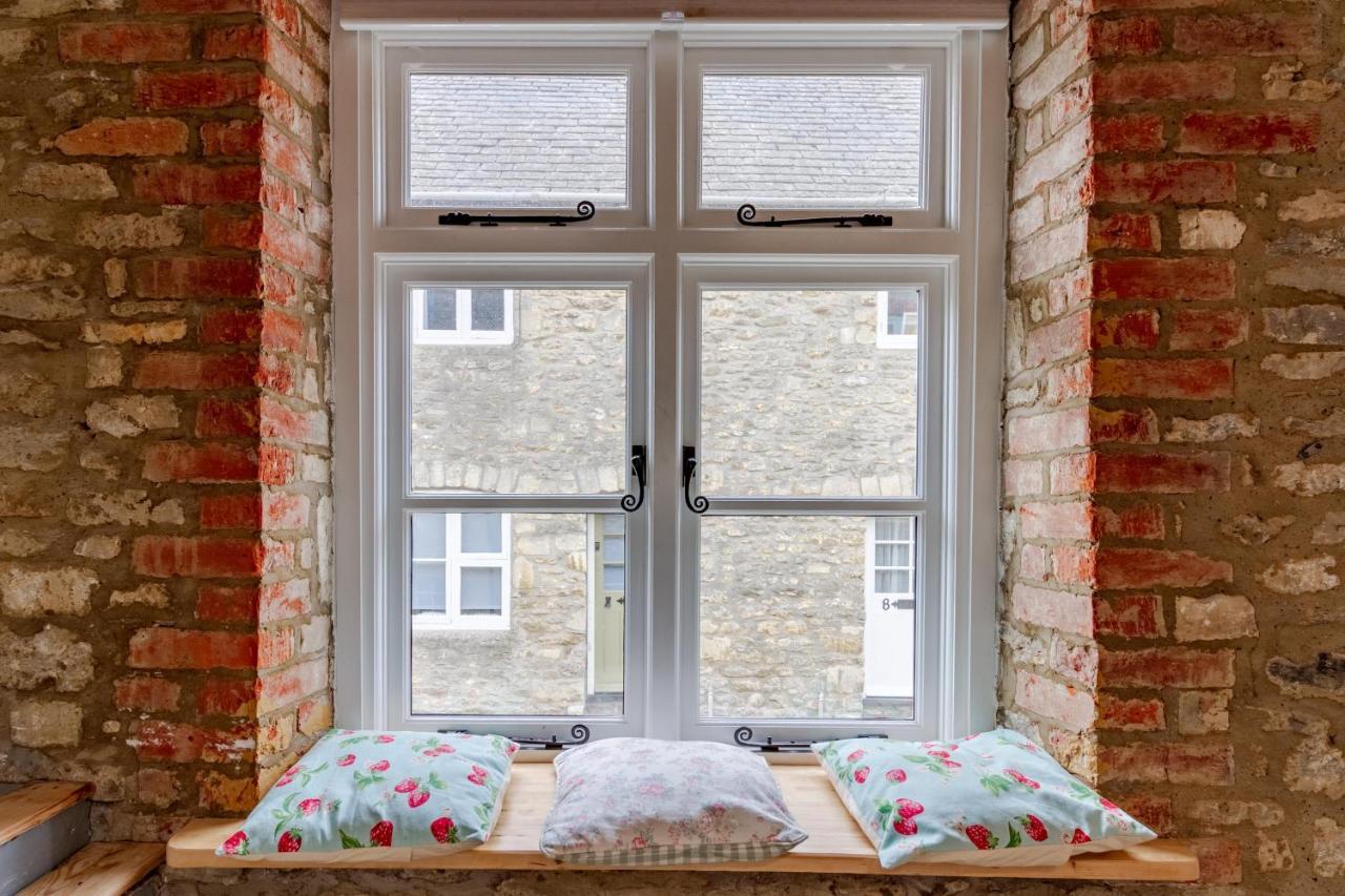 The Shoe Box Cottage With Allocated Parking Малмсбъри Екстериор снимка